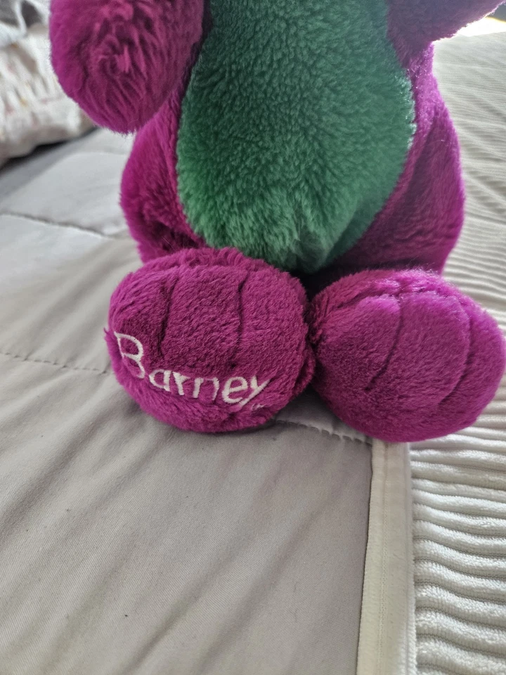 Pelúcia Vintage Barney The Dinosaur 12” Grupo Lyons Bicho de Pelúcia Verde Roxo - Imagem 2 de 4