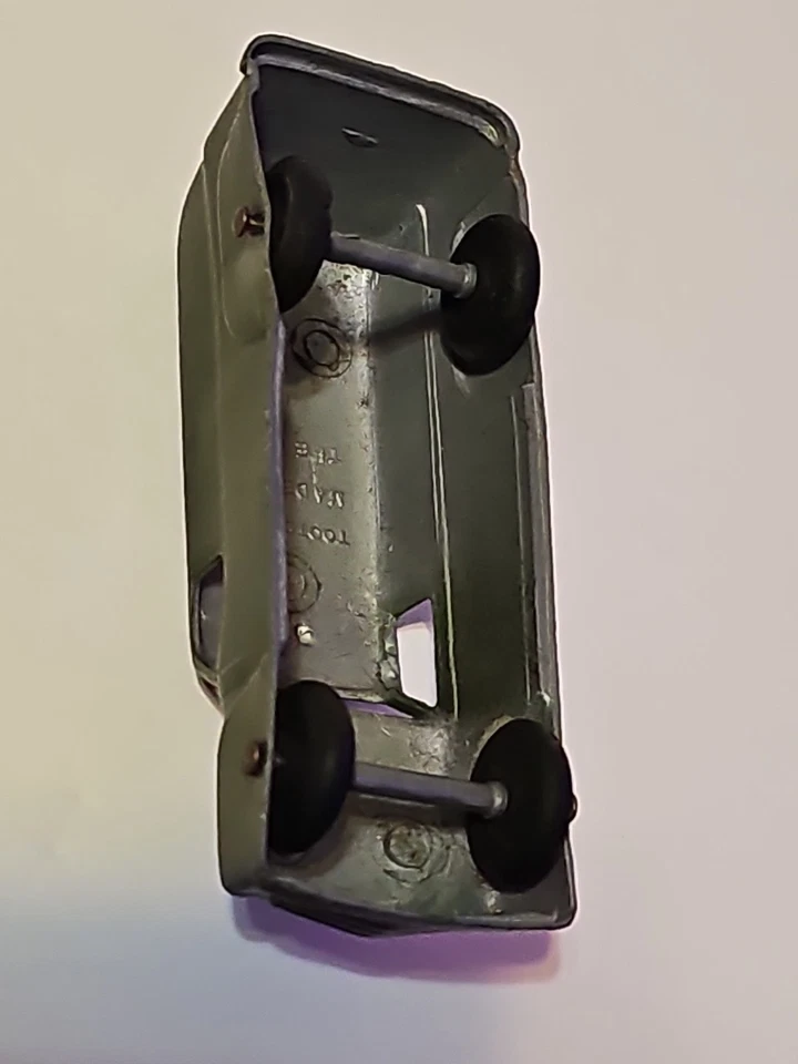 Coche de juguete de metal ambulancia del ejército Chevy Tootsietoy 1950 de colección con ruedas en contacto de colección Foto 3 de 4