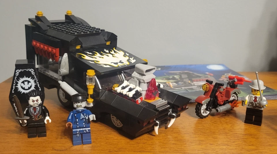 LEGO Monster Fighters: The Vampyre Hearse (9464), Vampire, Zombie, Casket - Image 2 of 4