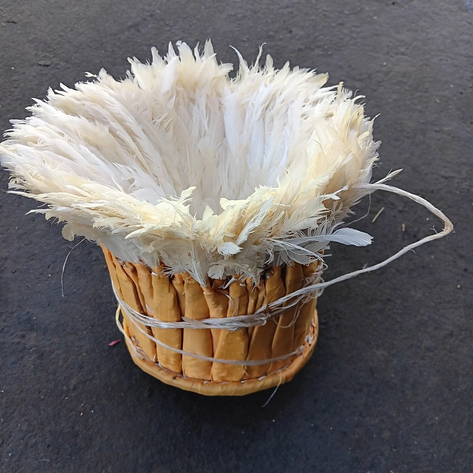 Tocado de plumas tradicional blanco de 20" hecho a mano sombrero Juju decoración del hogar africano Foto 2 de 3