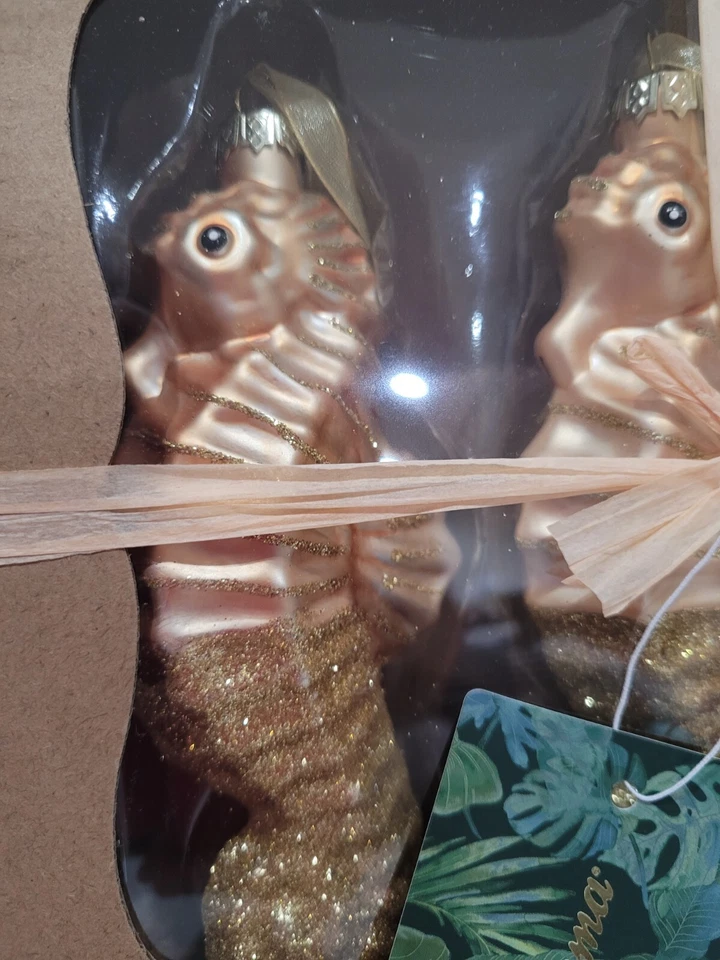 Juego de 3 adornos de vidrio de caballito de mar dorado costero Tommy Bahama de Navidad Foto 2 de 4