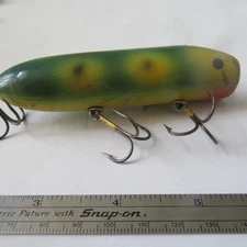 FISHING LURE UNKNOWN 3¾" WOOD ORENO GREEN & YELLOW  ROUNDS WITH BLACK SPOTS