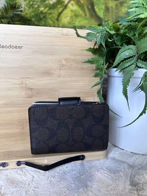 COACH WOMEN MEDIUM CORNER ZIP WALLET IN SIGNATURE CANVAS Black