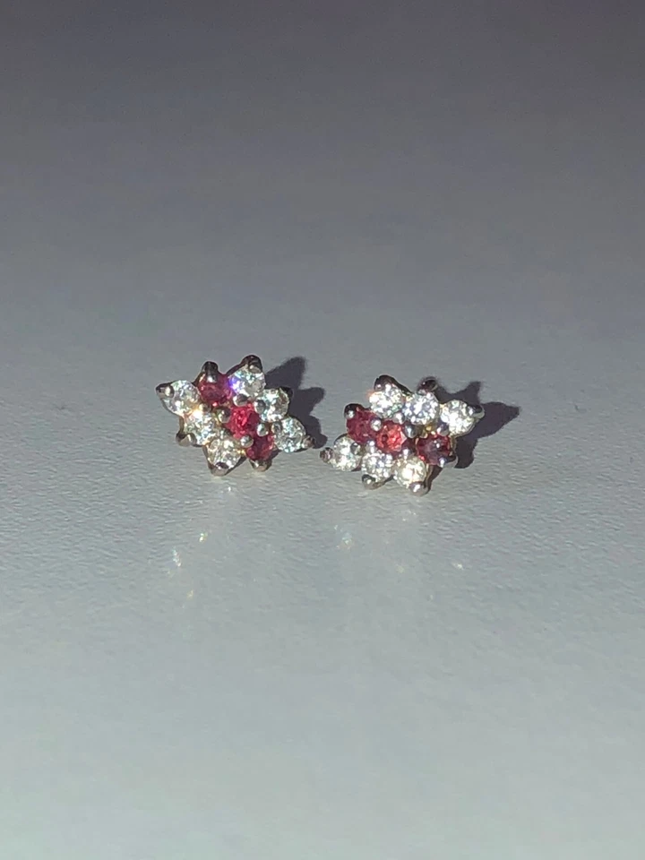 Aretes con racimo de piedras preciosas rojas y blancas de oro amarillo de 9 quilates con sello vintage Foto 3 de 4