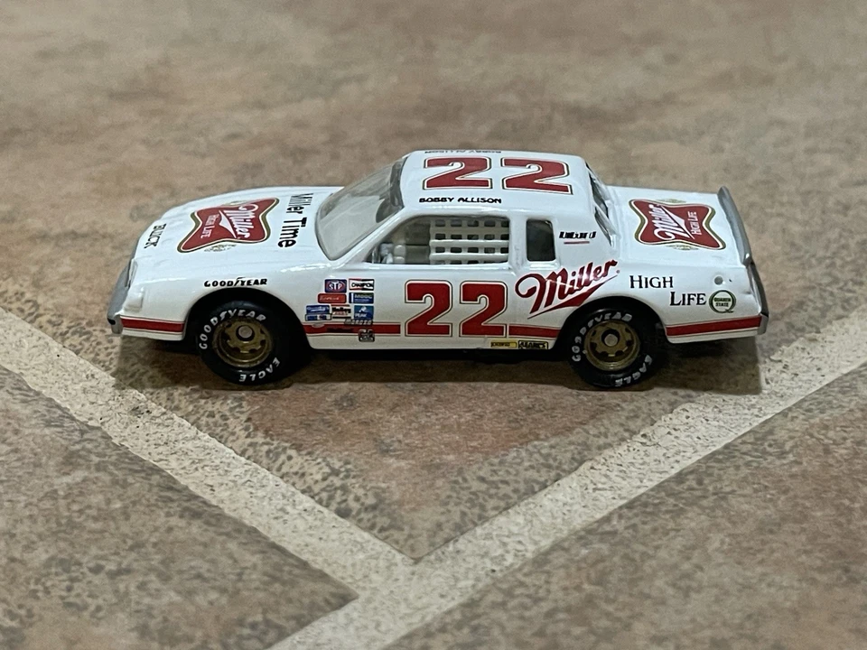 Bobby Allison Miller High Life Buick Regal NASCAR 1983 campeón acción 1/64 Foto 2 de 4