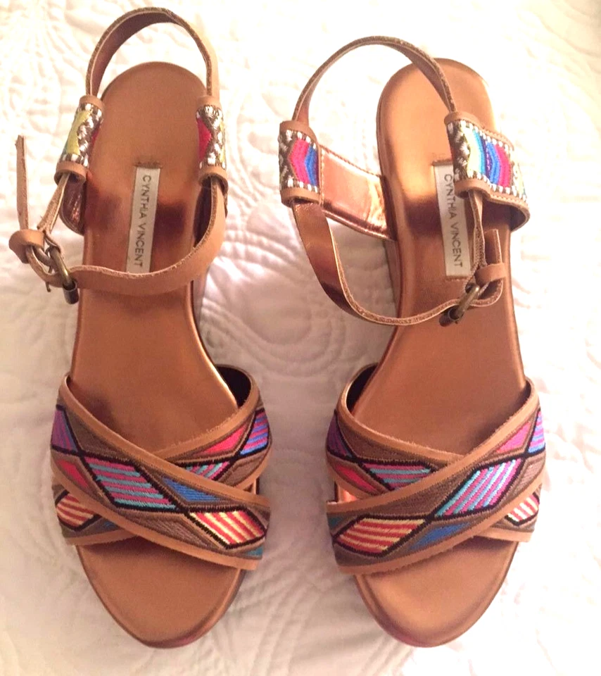 Sandalia Darby Cynthia Vincent Talla 7.5 Multicolor Nueva en Caja $320 AGOTADA Foto 3 de 4