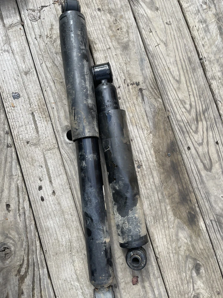 Amortecedor traseiro 22990474 usado fabricante de equipamento original GM 2017-18 Silverado Sierra 2500 HD - 3500 - Imagem 3 de 4