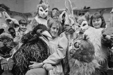 Rod Hull and his puppet Emu with a group of children 1973 OLD PHOTO