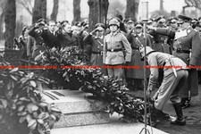 F028986 HG lays Wreath at Grave of Manfred Freiherr von Richthofen Invalidenfrie