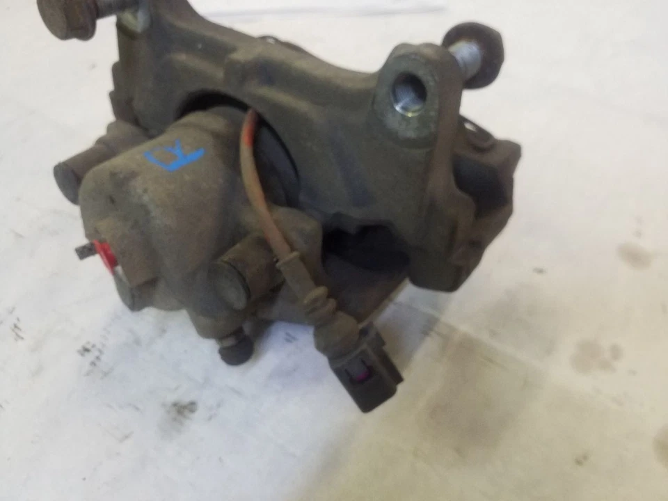 Pinza de freno delantera derecha con soporte | Se adapta a Volkswagen Golf / Jetta 2006-2017 Foto 3 de 4