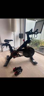Peloton Bike (2023) in einem (fast) neuen Zustand. Ein paar mal benutzt.