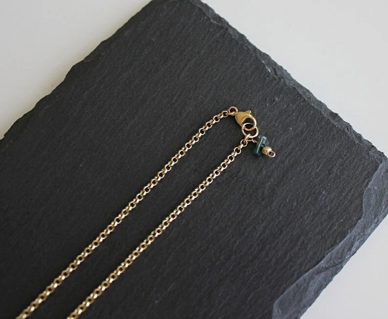 Delicados collares de piedras preciosas lisas de esmeralda sin cortar con astillas de mayo de piedra de nacimiento de 18"" Foto 3 de 4