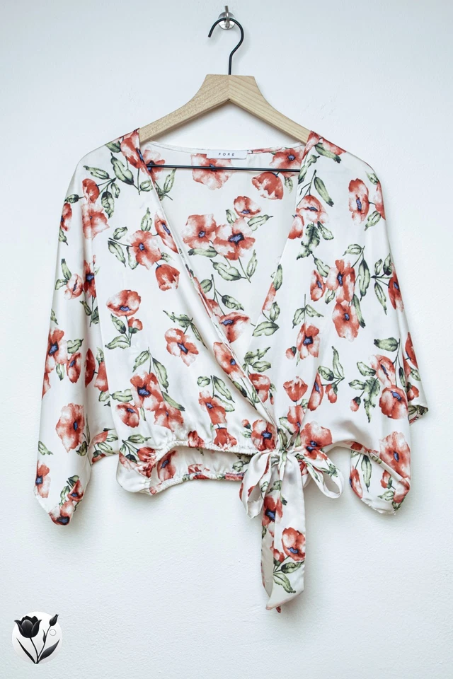 Blusa para mujer FORE Bloomingdale's talla S blanca floral corbata envolvente hecha en EE. UU. Foto 3 de 4