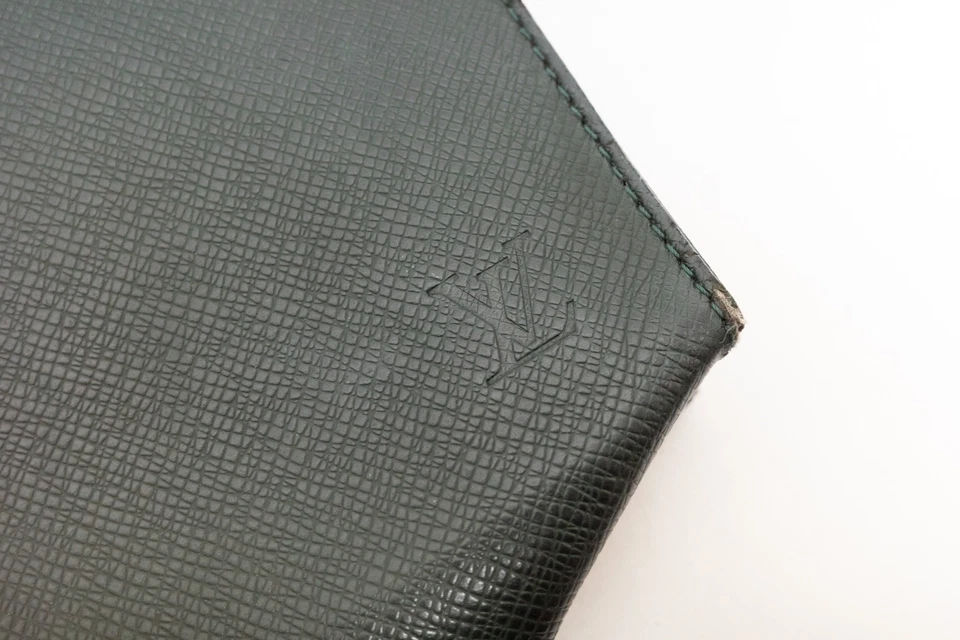 Auténtico bolso Louis Vuitton Pochette Taiga MM cuero verde Foto 2 de 4