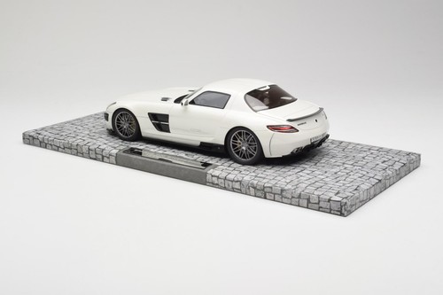 107032020 Brabus Mercedes SLS AMG Coupe 700 Biturbo Pearl White Minichamps 1/18 - Imagen 5 de 6