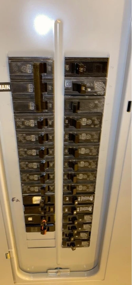 Centro de carga GE PowerMark Plus con panel de interruptor principal TL30420C (S6LLST3941) Foto 2 de 4