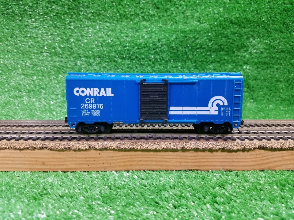 Upgraded Model Power HO Conrail 40' Slide Door Steel Boxcar CR 269976 - Image 2 of 4