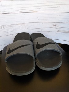 Nike Benassi Solarsoft para hombres talla 12 diapositivas Sandalias Gris  Oscuro/Negro | eBay