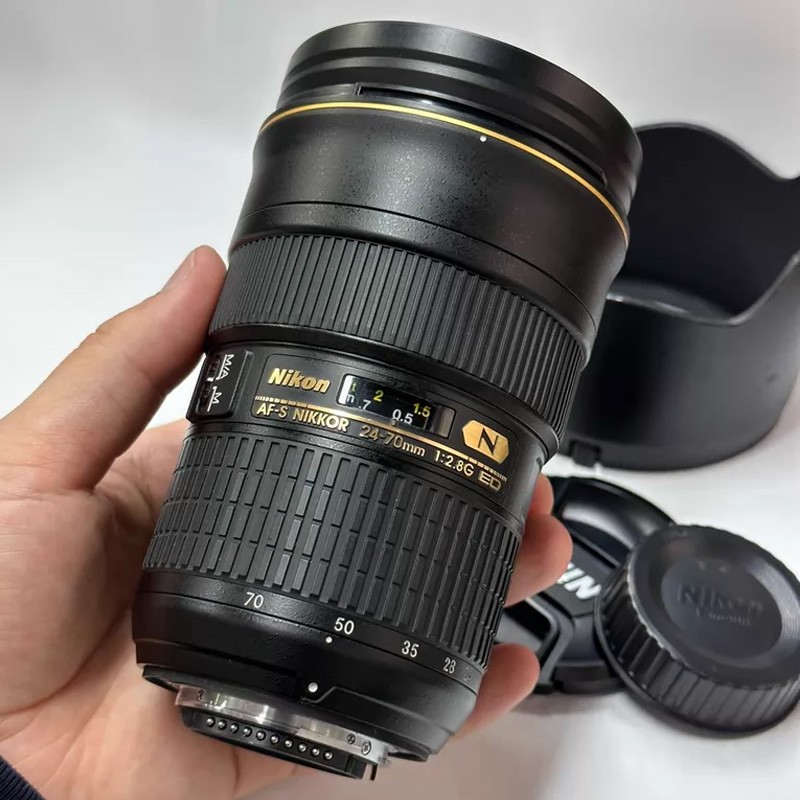 Nikon AF-S 24-70mm f/2.8G ED Lens with Fast Aperture for Nikon F-Mount - 95% New