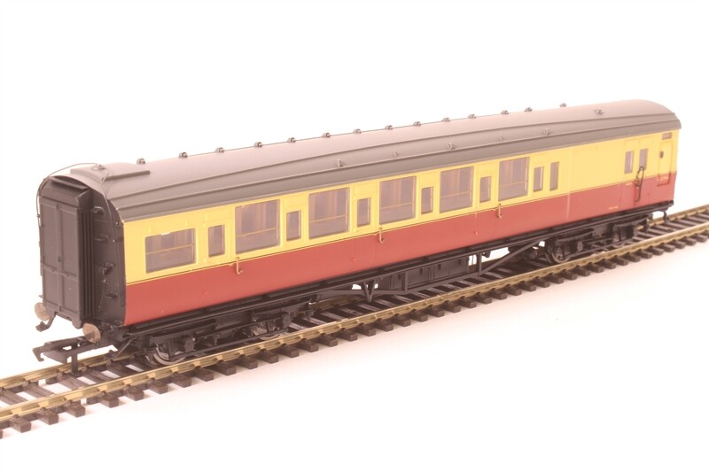 Hornby R4796A OO Maunsell brake 3rd coach S3794S BR red+cream