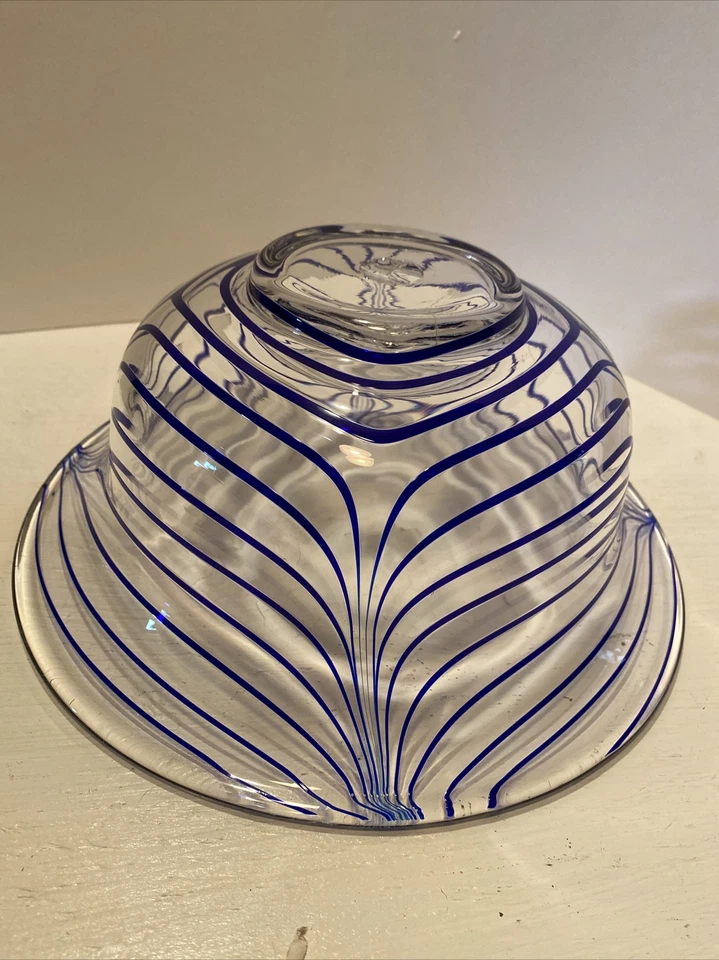 Cuenco de vidrio artístico soplado a mano azul y transparente Museo Metropolitano de Arte Foto 4 de 4