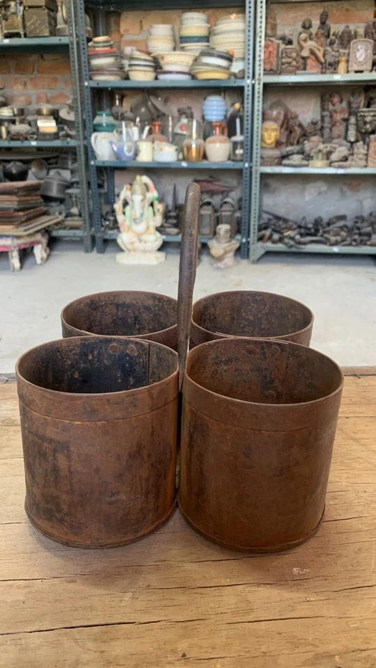 Antigua maceta rural decorativa colgante redonda de hierro hecha a mano de cuatro Foto 3 de 4