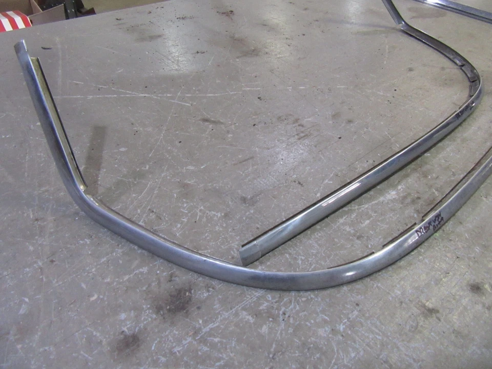 1956 年福特 Mainline Customline 轿车后窗装饰模具底部 — 第 3/4 张图片