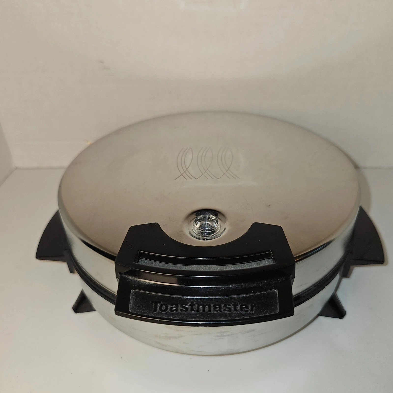 Toastmaster W252H Round Waffle Baker Maker Chrome 650W 7 Inch Grid Vintage
