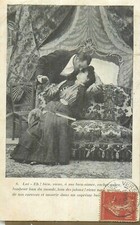 CP DANS CHAMBRE HOMME ELEGANT EMBRASSANT FEMME SUR DIVAN - 15819