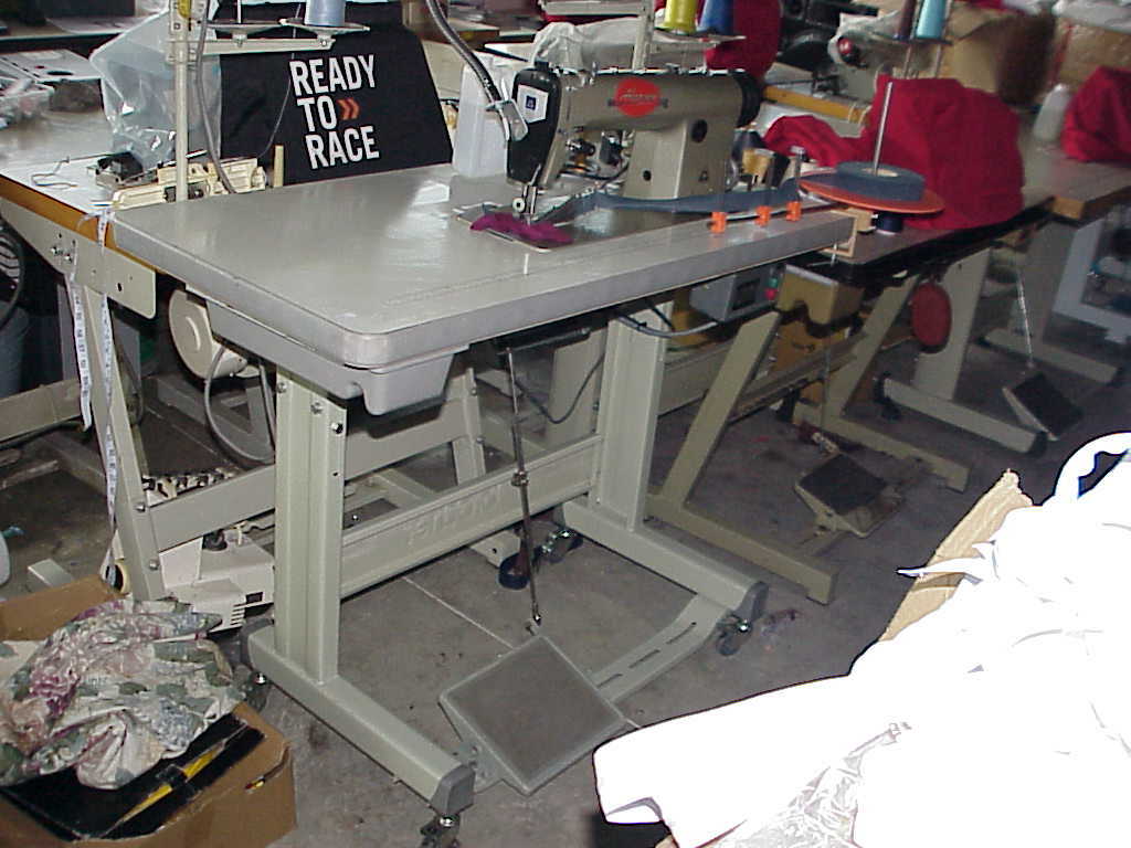 INDUSTRIAL SEWING MACHINE SET UP FOR BINDING ANIMAL BLANKETS & MAKING