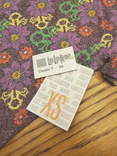 NUOVA T-shirt LuLaRoe CLASSIC taglia XS | viola edera disegno floreale nuova con etichette - Foto 3 di 4
