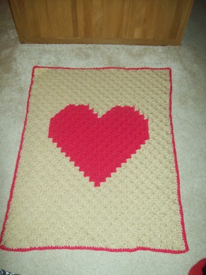 HANDGEMACHTE C2C GEHÄKELTE BABYBETT/KINDERWAGENDECKE ROSA HERZ IN DER MITTE EINZIGARTIG BEI EBAY
