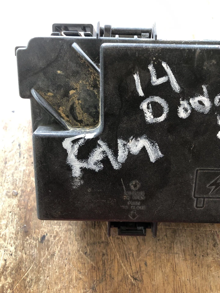 RAM C/V 2014 caja de fusibles totalmente integrada 68217405AB Foto 2 de 4