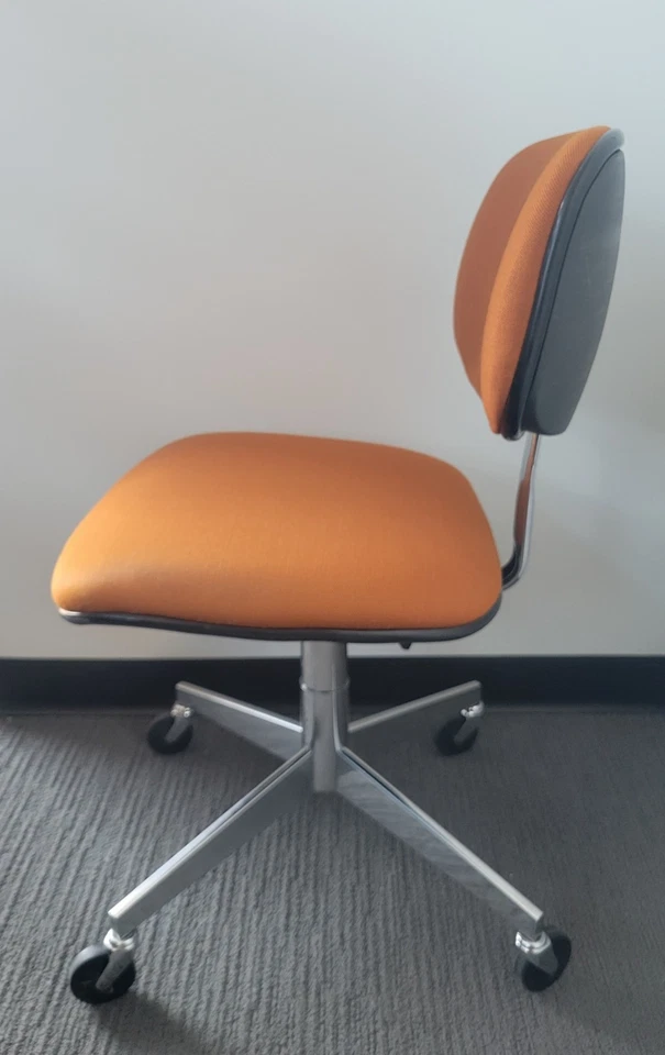 Silla de oficina con ruedas moderna vintage Steelcase naranja cromada mediados de siglo Foto 3 de 4