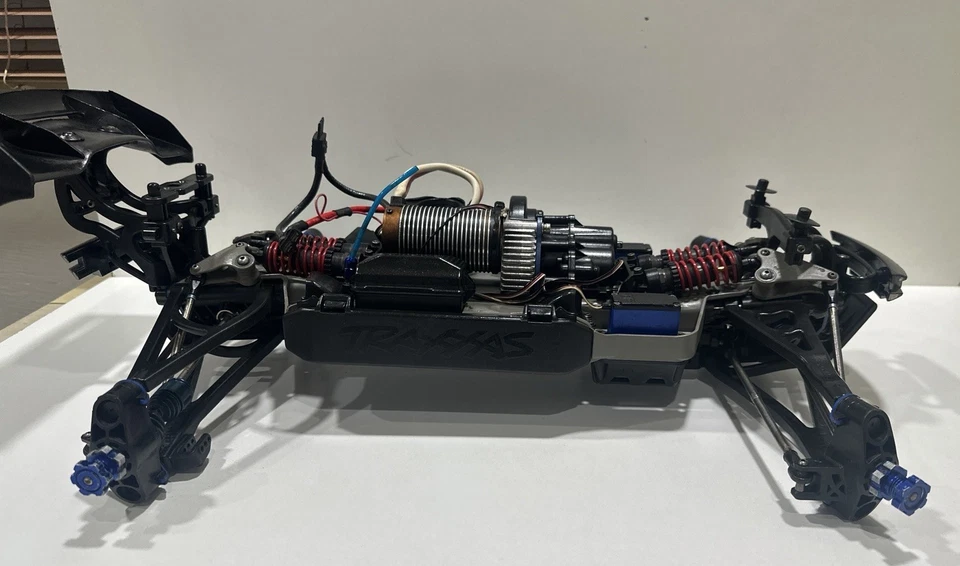 Traxxas e Revo 1.0 - Brushless Monster Truck 1/8 Scale 6s Castle Mamba. No Tyres - Image 4 of 4