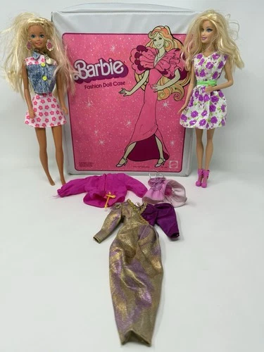Vintage 1982 Mattel Barbie's Fashion Doll Case W/2 Barbie Dolls & Accessories