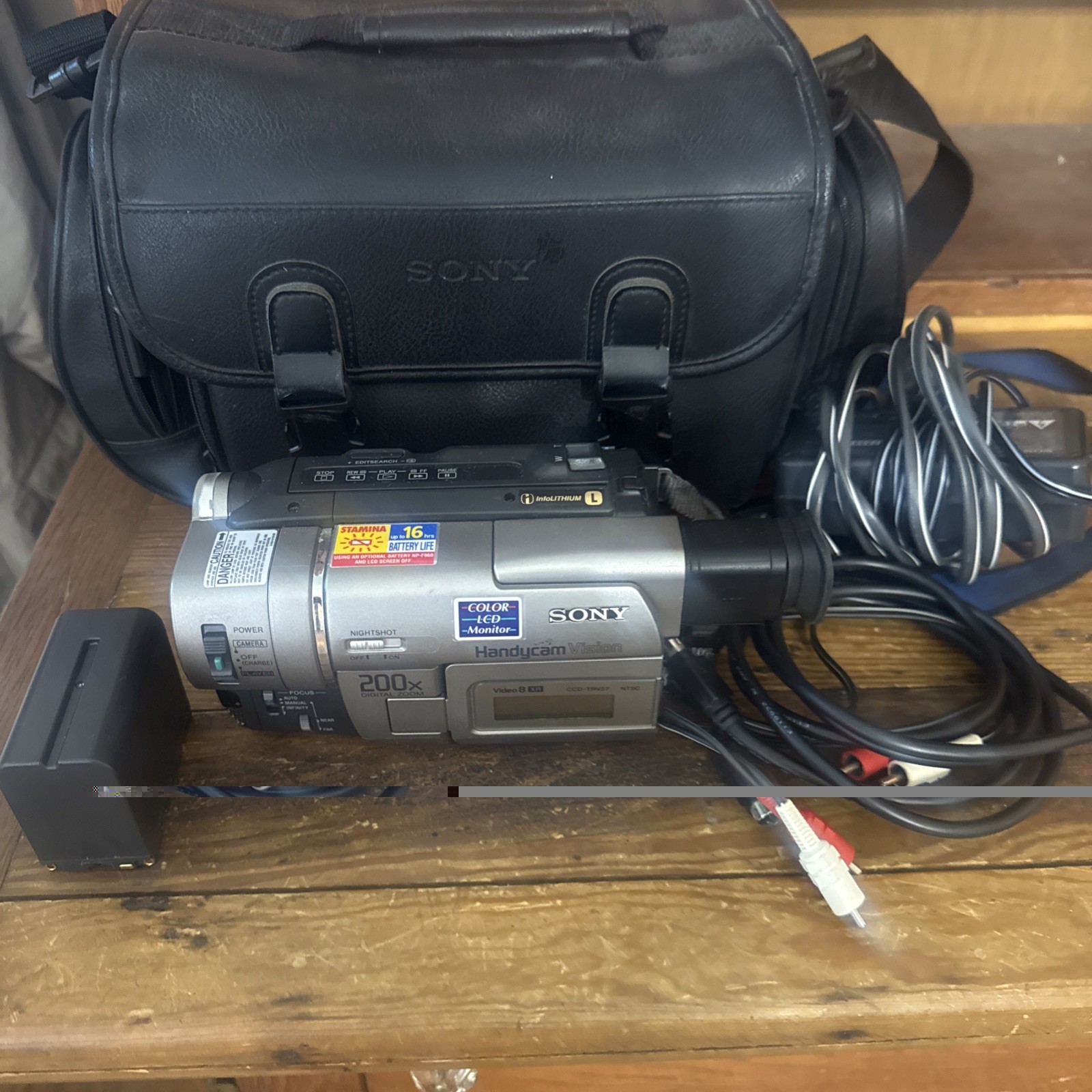 Sony Handycam Vision CCD-TRV37 Silver Video Hi8 W/ Battery, Charger & Sony Bag