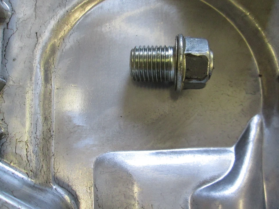 1995 - 2007 YAMAHA YZF600R  OIL PAN ( STRAINER COVER ) 4YR-13417-00-00 ( GOOD ) - Image 2 of 4