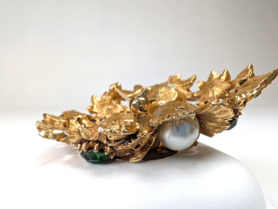 Florenza 花卉图案胸针 - 人造珍珠带绿色、红色和粉红色水钻。 — 第 3/3 张图片