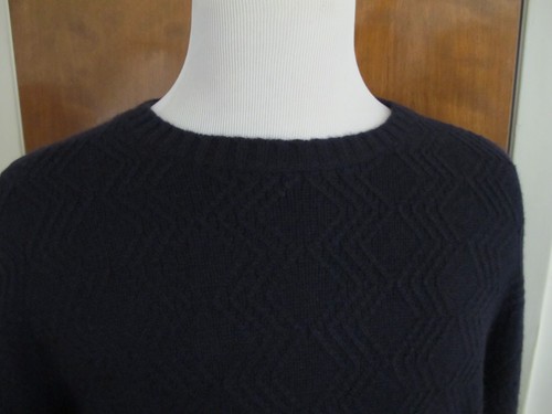 Bloomingdale's men's true navy cashmere sweater New - Picture 4 of 12