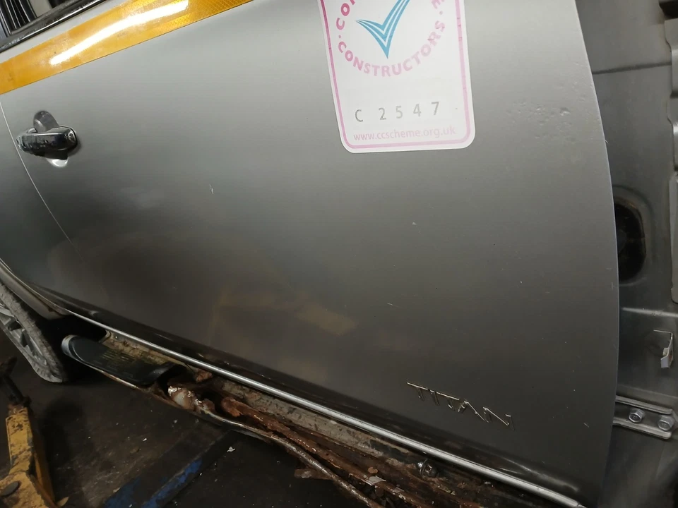 MITSUBISHI L200 FRONT DOOR IN SILVER O/S/F RIGHT DRIVERS 2015-2019 ~ - Image 4 of 4