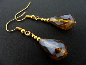 Authentic A PAIR OF SHORT GOLD PLATED AMBER GLASS CRYSTAL TEARDROP EARRINGS. .
