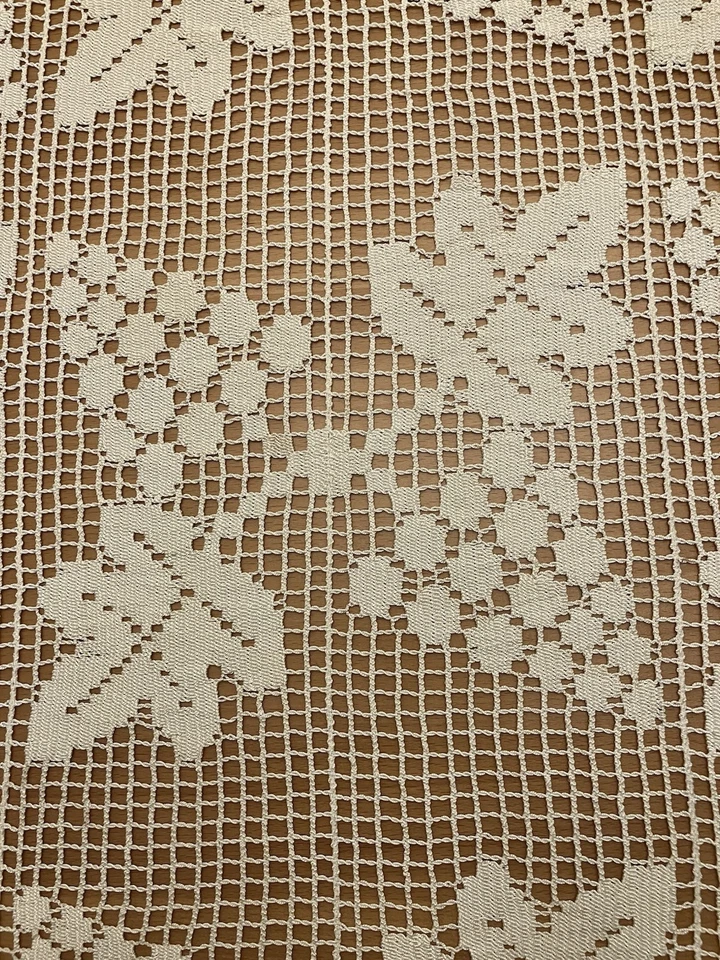 Tischdecke Filet mit Fransen 1,35x 1,06 cm cremefarben gebraucht Motiv Trauben - Bild 2 von 2