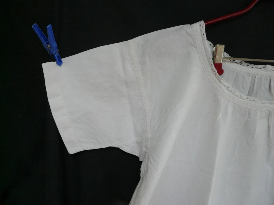 Robe de chambre ancienne en lin brodé – Lettres M.P rouges – REF 4730C - Photo 3/4