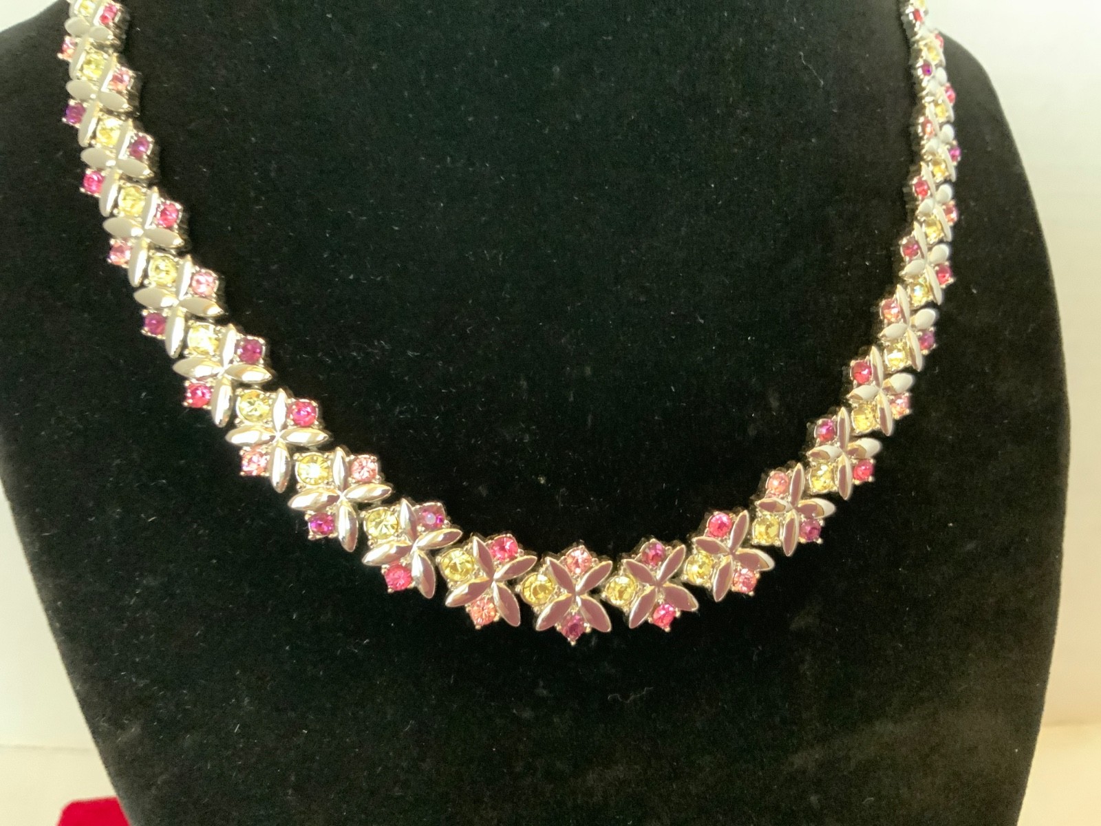 RARE CAMROSE KROSS JBK Jacqueline Jackie Kennedy ORCHID FLOWERS NECKLACE USA