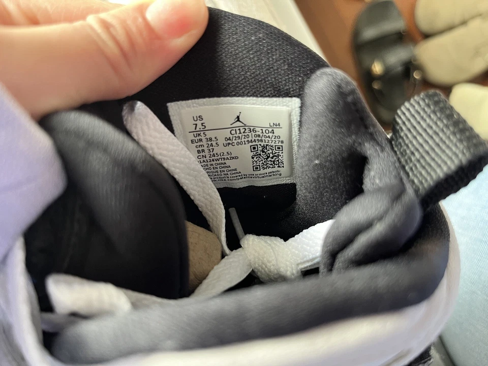 Talla 7.5 - Air Jordan 8 Retro Borgoña W Foto 3 de 4