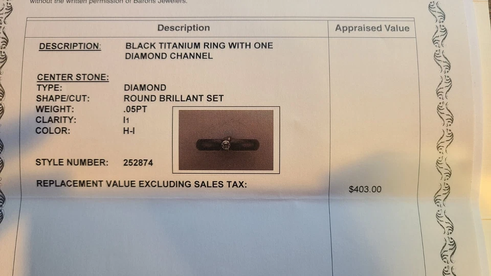 Anillo de titanio negro con un canal de diamante conjunto Foto 4 de 4