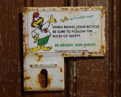 FRESH UP FREDDIE 7UP STAMPED PAINTED METAL BICYCLE TOPPER SIGN CHICKEN 1950s POP
