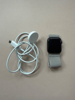 Apple Watch Series 5 40mm Space Grau Aluminiumgehäuse mit Armband & Ladekabel