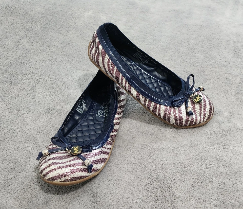 Zapatos planos de ballet Michael Kors Kory para mujer 3 plateados azul marino lentejuelas lazo punta redonda Foto 3 de 4